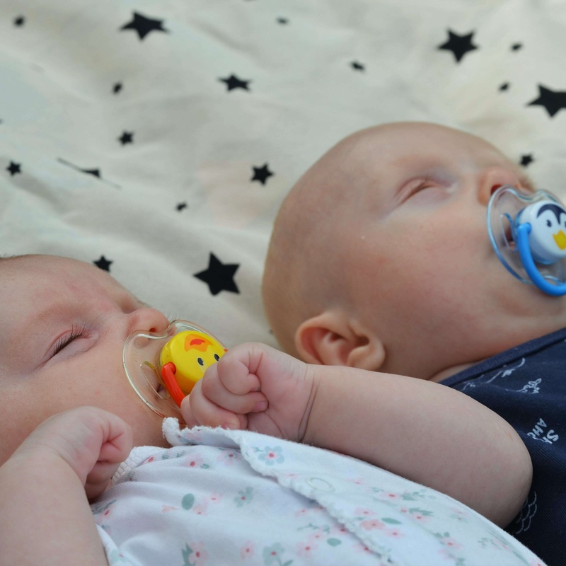 tweeling baby rust na de borstvoeding