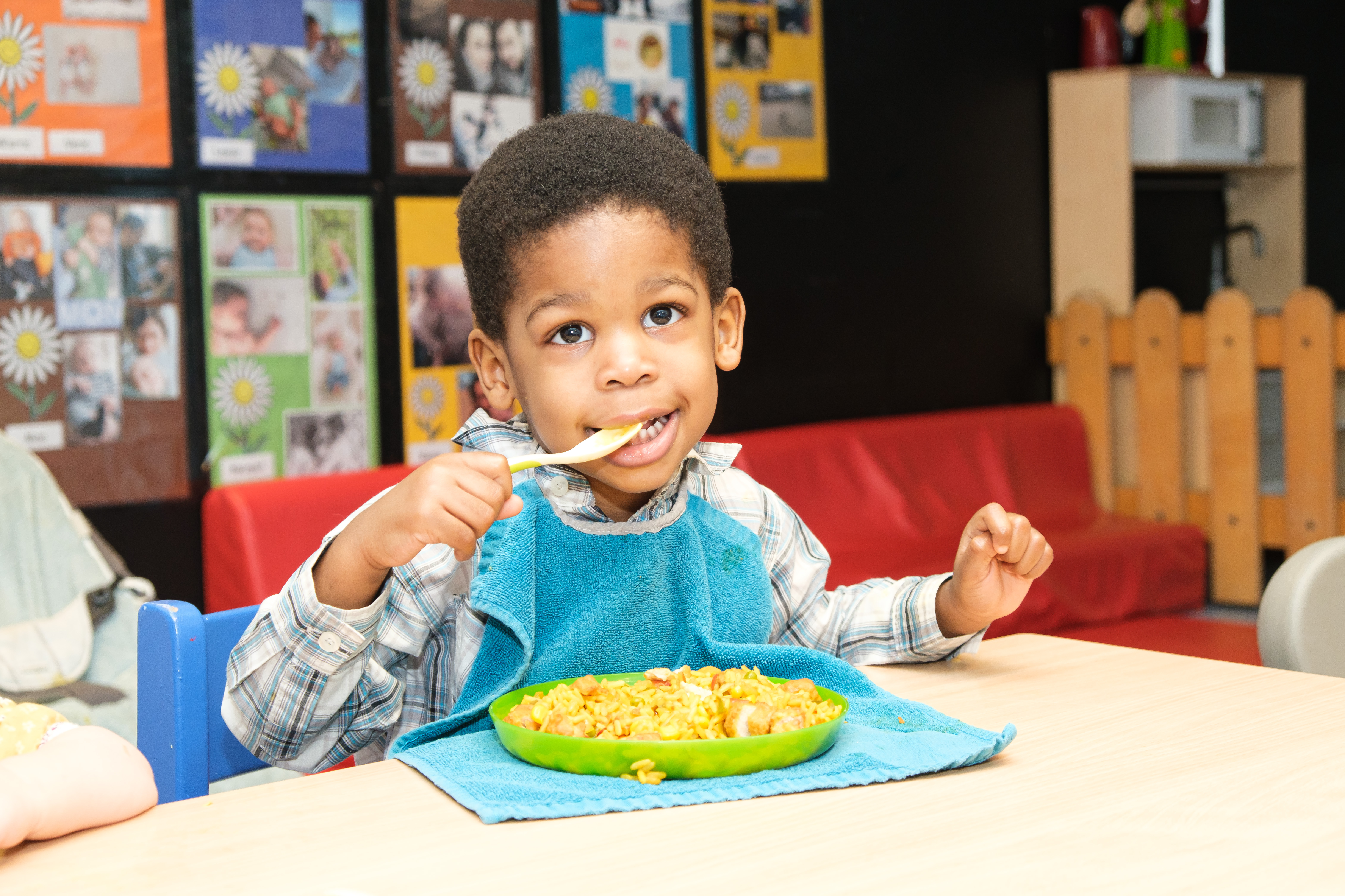 kind eet aan tafel in kinderdagverblijf